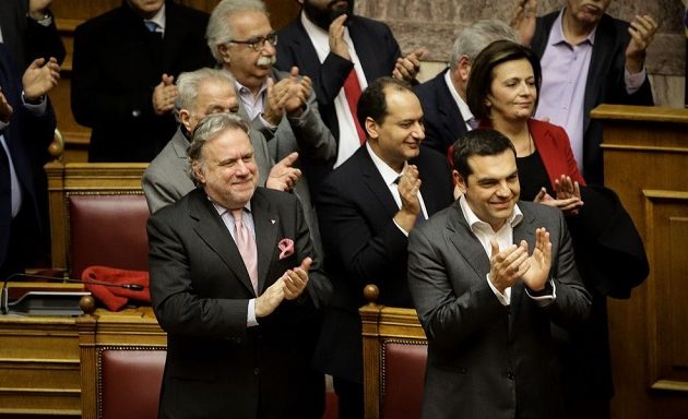 Bloomberg: Ενισχυμένος ο Τσίπρας από την επικύρωση της Συμφωνίας των Πρεσπών