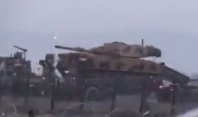 Η Τουρκία μεταφέρει συνεχώς τανκς στα σύνορα με τη Συρία – Λέει ότι «έχει άδεια» να επιτεθεί