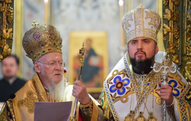Ο Οικ. Πατριάρχης παρέδωσε τον τόμο της Αυτοκεφαλίας και την ποιμαντορική ράβδο στον Επιφάνιο Ουκρανίας