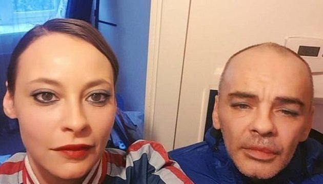 48χρονος γλίστρησε στα σεντόνια και έσπασε το πέος του ενώ το «έκανε»