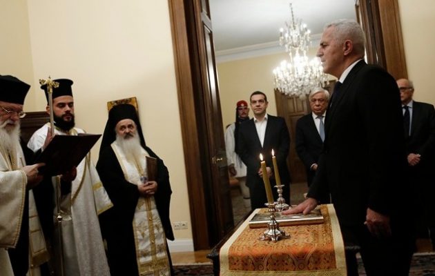 Ορκίστηκε ως νέος υπουργός Εθνικής Άμυνας ο Ευάγγελος Αποστολάκης (βίντεο)