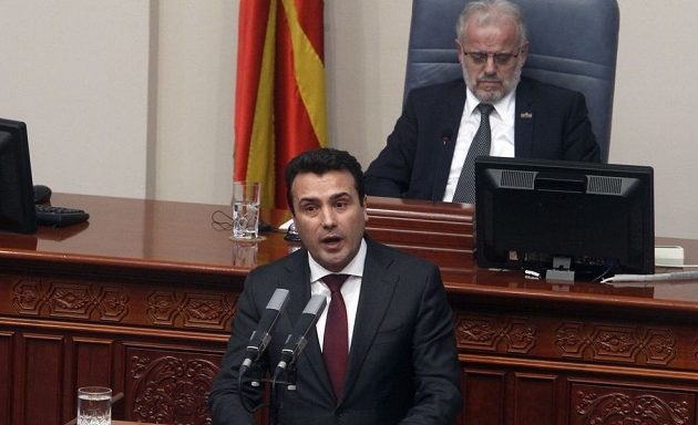 Ο Ζάεφ προσπαθεί να πείσει την αντιπολίτευση ότι δεν χάνει την «ταυτότητα»