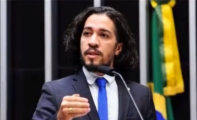 Ο Βραζιλιάνος ομοφυλόφιλος βουλευτής έφτυσε τον Μπολσονάρου και εγκατέλειψε τη χώρα