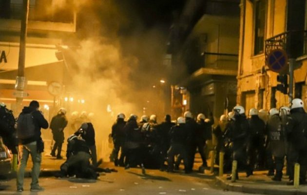 Θεσσαλονίκη: Συμπλοκές αντιεξουσιαστών και ΜΑΤ (βίντεο)