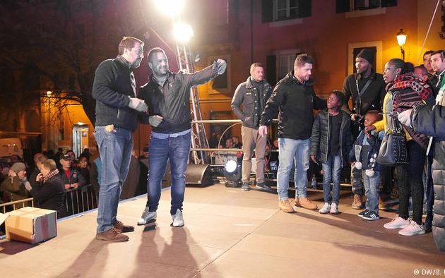 Εκλογές στη Σαρδηνία: Ματέο Σαλβίνι, selfie και εξουσία