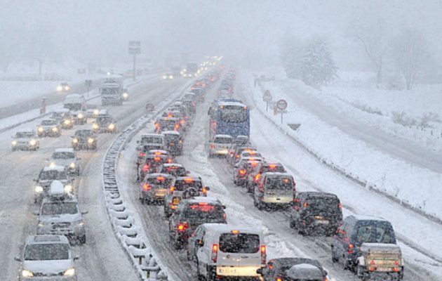 Ιταλία: Χιλιάδες οχήματα ακινητοποιημένα εξαιτίας του χιονιά