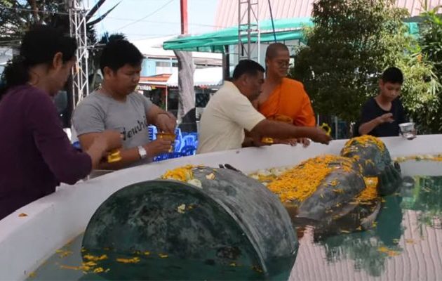 Άγαλμα του Βούδα στην Ταϊλάνδη επιπλέει στο νερό και οι πιστοί μιλάνε για «θαύμα»
