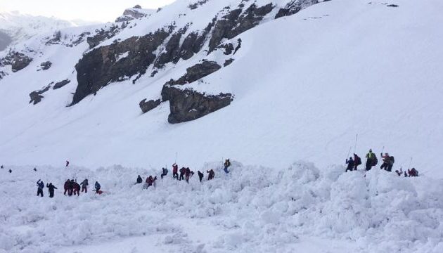 Δείτε τη στιγμή που η φονική χιονοστιβάδα «θάβει» τους σκιέρ στην Ελβετία (βίντεο)
