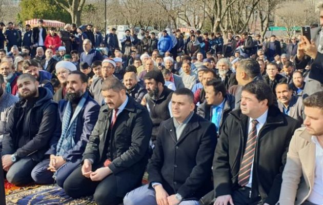 Τούρκοι ισλαμιστές συγκεντρώθηκαν έξω από την Αγία Σοφία ζητώντας να γίνει ξανά τζαμί