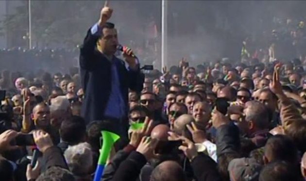 Ανένδοτος στην Αλβανία – Ο Μπάσα υποσχέθηκε να βάλει τον Ράμα φυλακή