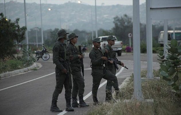 156 στρατιωτικοί και αστυνομικοί αυτομόλησαν από τη Βενεζουέλα και πέρασαν στην Κολομβία