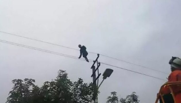 Απίστευτο: Μεθυσμένος περπατούσε για τρεις ώρες σε καλώδια ρεύματος (βίντεο)