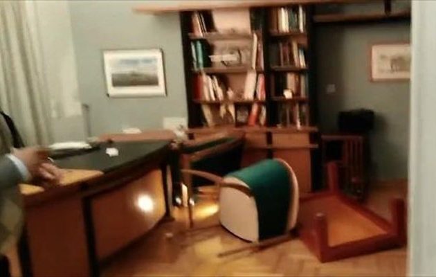 Επίθεση «Ρουβίκωνα» σε γιατρό με χαστούκια για φακελάκι (βίντεο)