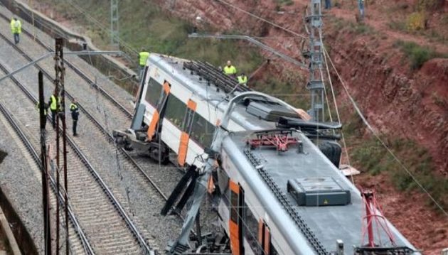 Νεκρός και τραυματίες από εκτροχιασμού τρένου κοντά στη Βαρκελώνη (βίντεο)