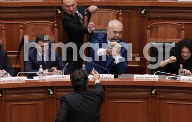 Στην Αλβανία «μπουγελώνονται» στη Βουλή – Μπογιά στον Ράμα (βίντεο)