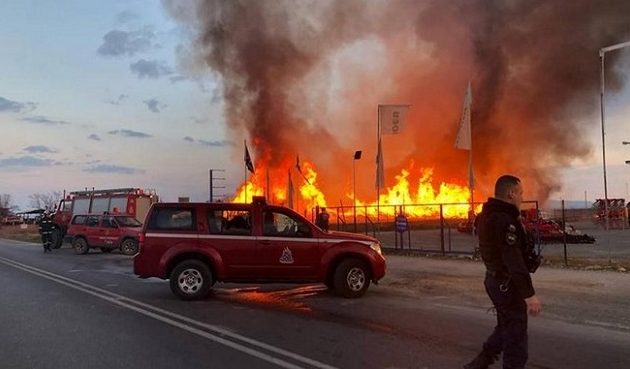 Μεγάλη φωτιά σε εργοστάσιο με φιάλες προπανίου στη Λάρισα (βίντεο)