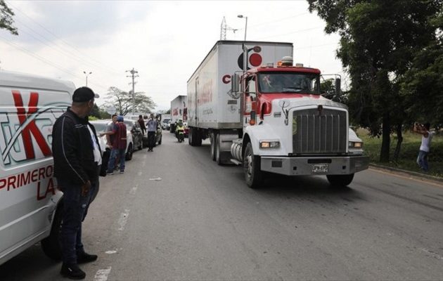 Στα σύνορα της Κολομβίας τα φορτηγά με ανθρωπιστική βοήθεια των ΗΠΑ με προορισμό τη Βενεζουέλα