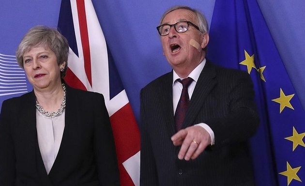 Mε σημάδι στο μάγουλο ο Γιούνκερ: Δεν φταίει η Μέι για την πληγή