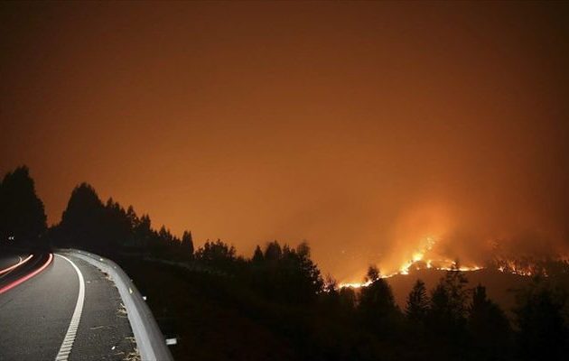 Μάχη με τις φλόγες σε 50 πύρινα μέτωπα που «κυκλώνουν» τη βόρεια Ισπανία