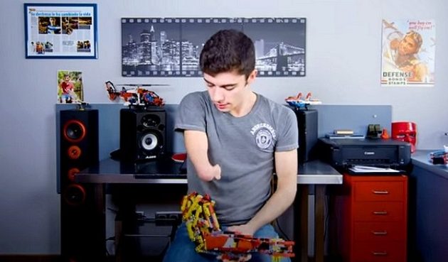 19χρονος κατασκεύασε ρομποτικό προσθετικό χέρι του με πλαστικά τουβλάκια (βίντεο)