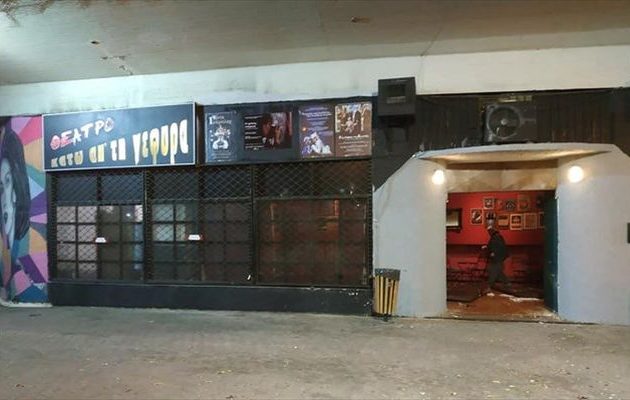 Ληστές μπούκαραν με φορτηγό σε θέατρο στο Φάληρο