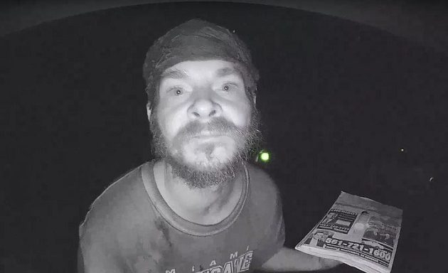 Περίεργη «μόδα» στις ΗΠΑ: Άλλος ένας άνδρας «πιάστηκε» να γλύφει…. κουδούνια (βίντεο)