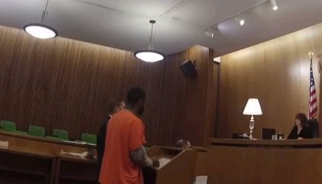 Πλάκωσε στον ξύλο τον δικηγόρο μέσα στο δικαστήριο γιατί «έφαγε» 47 χρόνια φυλακή (βίντεο)
