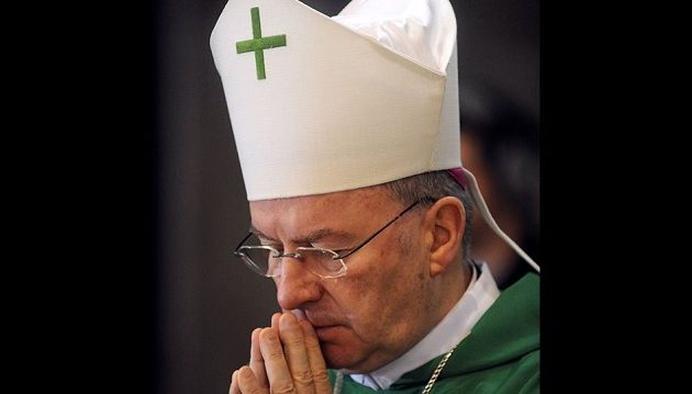 Εκπρόσωπος του Πάπα κατηγορείται ότι «χάιδευε επίμονα τους γλουτούς νεαρού» μέσα σε δημαρχείο