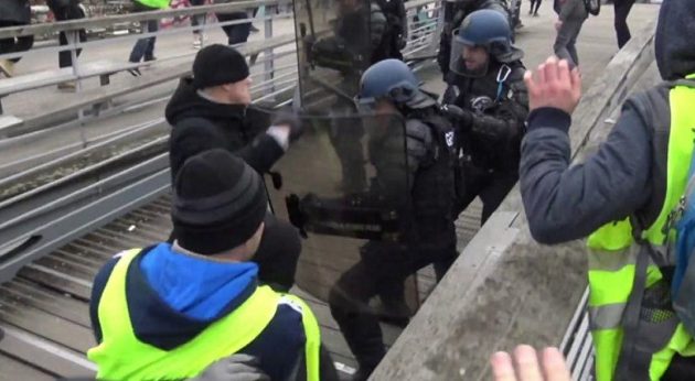 Στη φυλακή ο μποξέρ των Κίτρινων Γιλέκων που γρονθοκόπησε αστυνομικούς στο Παρίσι (βίντεο)
