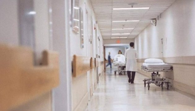 Τραυματίας σε νοσοκομείο βγήκε για τσιγάρο με καρφωμένο μαχαίρι στην πλάτη (βιντεο)