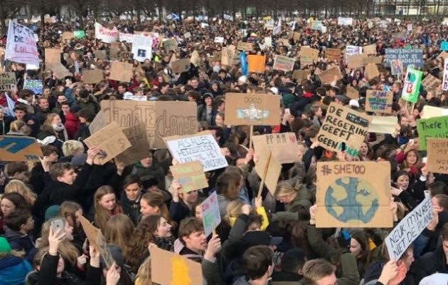 Στους δρόμους χιλιάδες Ολλανδοί μαθητές: «Κάντε έρωτα, όχι διοξείδιο του άνθρακα»