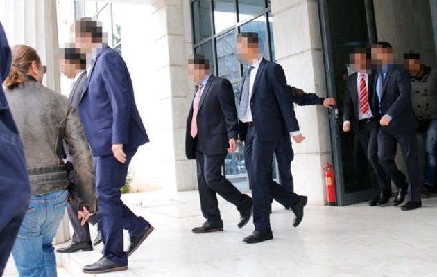 Η Άγκυρα επικήρυξε τους 8 Τούρκους στρατιωτικούς
