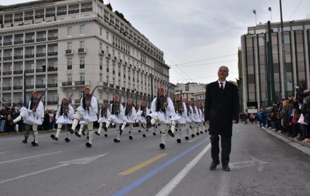 Μαζί με την Προεδρική Φρουρά «παρέλασε» στο Σύνταγμα ο πατέρας του νεκρού Εύζωνα