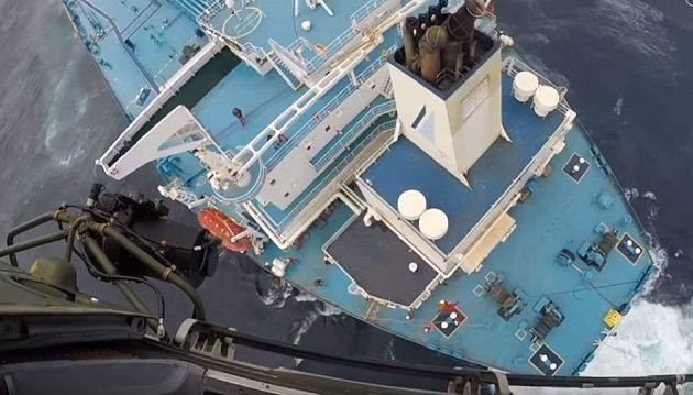 Πώς διασώθηκε Έλληνας καπετάνιος από κύματα 12 μέτρων και ανέμους 120χλμ/ώρα (βίντεο)