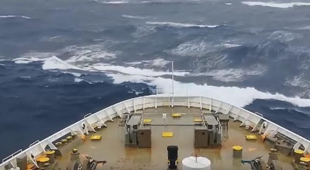 Κύματα και άνεμοι 10 μποφόρ «σφυροκοπούν» ελληνικό πλοίο στην Αδριατική (βίντεο)