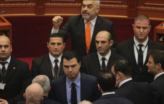 Χάος στην Αλβανία – 62 βουλευτές παραιτήθηκαν για να «πέσει» ο Ράμα
