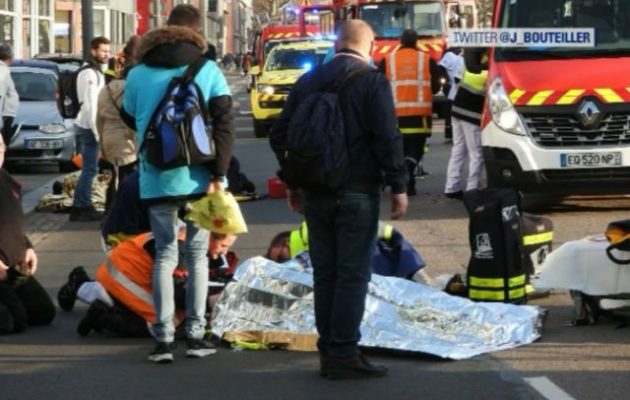 Όχημα έπεσε πάνω σε «Κίτρινα Γιλέκα» στην πόλη Ρουέν – Τραυματίες στην άσφαλτο