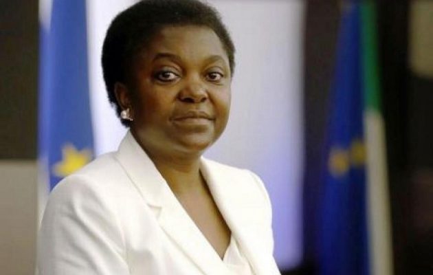 H πρώτη μαύρη Ιταλίδα υπουργός χωρίζει τον άντρα της γιατί κατεβαίνει με τους ακροδεξιούς