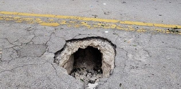 Τρύπα στη μέση του δρόμου αποκάλυψε τούνελ για ληστεία σε τράπεζα (βίντεο)