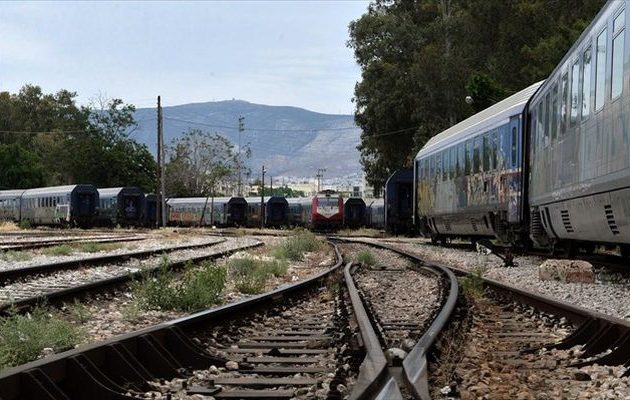 «Γολγοθάς» για τους επιβάτες τρένων λόγω κομμένων καλωδίων σε Λιανοκλάδι-Δομοκό