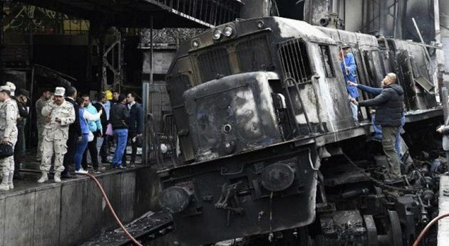 Η στιγμή που το τρένο συνθλίβει τους επιβάτες στο Κάιρο (βίντεο)