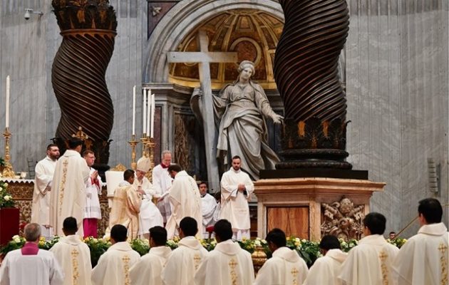 Γάλλος συγγραφέας: Οι περισσότεροι ιερείς είναι γκέι κι ας «ωρύονται» κατά της ομοφυλοφιλίας