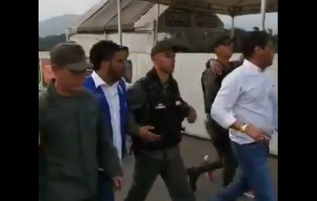 Στρατιώτες της Βενεζουέλας αυτομόλησαν στην Κολομβία (βίντεο)