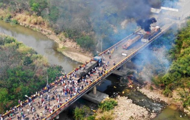285 τραυματίες στα σύνορα Κολομβίας-Βενεζουέλας – Αυτομόλησαν πάνω από 60 στρατιώτες