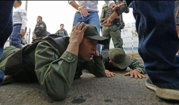 Δεκατρείς στρατιώτες της Βενεζουέλας αυτομόλησαν στην Κολομβία