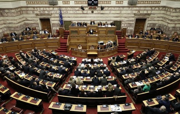 Στη φόρα «ρουσφέτια» της ΝΔ που ζήτησε τις μετατάξεις – Θα αποσύρει ο Μητσοτάκης τους Τραγάκη – Δημοσχάκη;