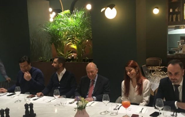 Το μενού του Σημίτη στα Λαδάδικα στη Θεσσαλονίκη – Με ποιους συνέφαγε