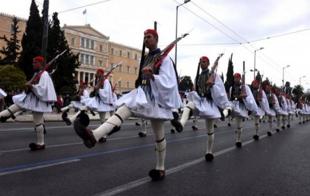 Με το «Μακεδονία Ξακουστή» παρήλασαν οι Εύζωνες στο Σύνταγμα (βίντεο)