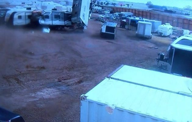 Ανεμοστρόβιλος στο Κολοράντο σηκώνει στον αέρα τροχόσπιτα (βίντεο)