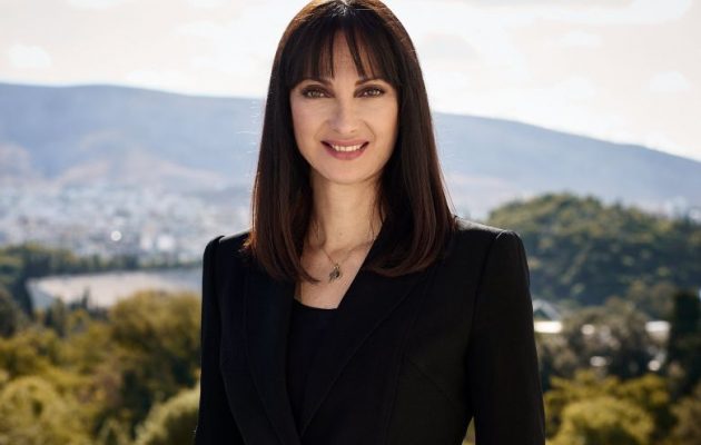 Βράβευση της υπ. Τουρισμού Έλενας Κουντουρά για την επιτυχία της στρατηγικής της Ελλάδας στον τουρισμό